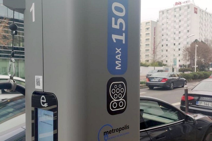 À Paris, Total frappe un grand coup dans les bornes de recharge pour  véhicules électriques