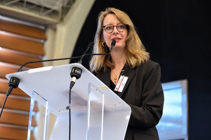 Dans son intervention d’ouverture, Agnès Le Meil, Déléguée Générale chez InfraNum, est revenue sur une évolution du vocabulaire. Après plusieurs années dominées par la notion de « numérique responsable », la « souveraineté numérique » est désormais devenue un thème central pour les collectivités. Les deux approches ont un point commun : la volonté de mieux maîtriser les données et les solutions numériques. Mais la souveraineté ajoute une dimension supplémentaire, celle de la dépendance économique vis-à-vis des fournisseurs et des technologies. Agnès Le Meil a également souligné que l’IoT constitue aujourd’hui un secteur dans lequel la France et l'Europe disposent d'atouts indéniables, dont un écosystème complet d’acteurs, sur lequel les collectivités peuvent s’appuyer.