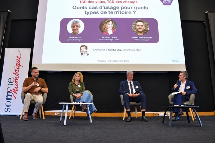 Les villes et les zones rurales visent souvent les mêmes objectifs à travers leurs projets TCD. Mais leurs leviers et cas d’usage restent souvent différents. Comment aligner les objectifs et moyens de ces différents territoires ? Telle était la thématique de la première table ronde à laquelle ont participé Laurent Parsis, vice-président de Somme Numérique (à droite), Delphine Cornet, directrice de la Transition et de l'Efficacité Energétique de Territoire d'énergie Somme et Pierre Ciemniejewski, Chef de projet usage numérique de la ville de Lambersart. Selon les intervenants, aligner objectifs et moyens suppose de partir des besoins concrets de chaque territoire, d’expérimenter les cas d’usage pour en démontrer l’intérêt, puis de mutualiser l’ingénierie, les infrastructures et les financements afin de permettre aux plus petites collectivités de passer à l’échelle.