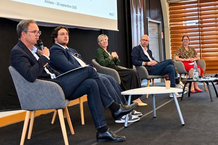 La question de la gestion de l’eau et de son importance grandissante dans les projets TCD, était au cœur de la deuxième table ronde. Les échanges ont montré que la télérelève constitue une première étape vers des usages plus larges : détection des fuites et des anomalies, optimisation de la production d’eau potable ou encore suivi des niveaux d’eau et anticipation des crues. L’enjeu est désormais de fiabiliser les données et de démontrer le retour sur investissement des projets. Cette deuxième table ronde réunissait (de gauche à droite) Stéphane Thomin, directeur Commercial Axione Nord-Est, Alexis Semmama, DG d’Eridanis, Marie-Laure Bertin, directrice de Somme Numérique et Julien Coisne Responsable R&D secteur public, CITC-EuraRFID.