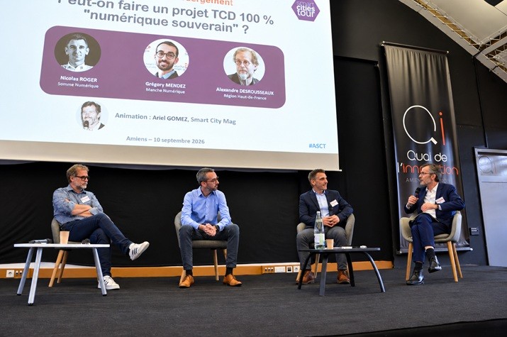 Réseau LoRa, plateforme de données, hébergement local… Jusqu’où peut-on aller dans la construction d’un projet TCD "numérique souverain" ? Selon les intervenants, la souveraineté consiste moins à rechercher une indépendance totale qu’à identifier et choisir ses dépendances, selon la criticité des données et des services. Sourcing des solutions, open source, hébergement dans un datacenter maîtrisé et réversibilité constituent des leviers clés, avec une limite importante : réduire les dépendances technologiques suppose bien souvent de disposer des compétences internes nécessaires. Cette troisième table ronde réunissait (de gauche à droite) Alexandre Desrousseaux, directeur de la Mission IA et Numérique de la Région Hauts-de-France, Grégory Mendez, directeur général adjoint à la Direction Infrastructures de Manche Numérique et Nicolas Roger, directeur adjoint de Somme Numérique.