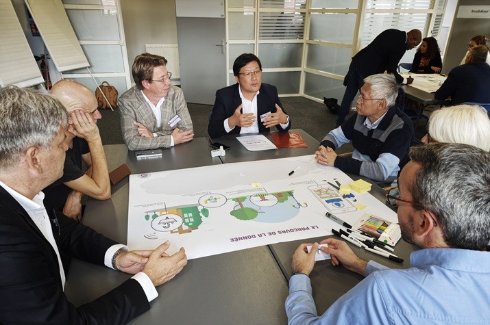 Des ateliers collaboratifs ont conclu l'évènement. Ils étaient consacrés à la souveraineté des données, avec l’objectif de dépasser les principes généraux pour amener les participants à s’interroger sur les risques et les arbitrages concrets auxquels une collectivité peut être confrontée. Une première étape consistait à vulgariser le sujet en expliquant le parcours de la donnée, depuis le capteur jusqu’à l’application. Les participants étaient ensuite placés dans une situation proche d’un marché public : ils devaient élaborer un cahier des charges, puis examiner deux réponses volontairement imparfaites à leur appel d’offres.