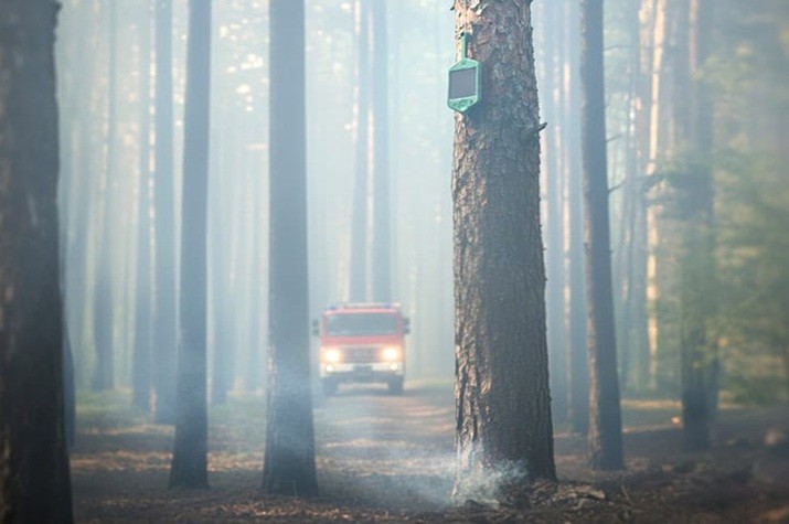 Station de monitoring des conditions atmosphériques élaborée par Kinéis et l’entreprise allemande Dryad Networks, pour surveiller les feux de forêt. Le dispositif fonctionne sur deux réseaux : LoRaWAN terrestre et satellite. Crédit photo : Kinéis