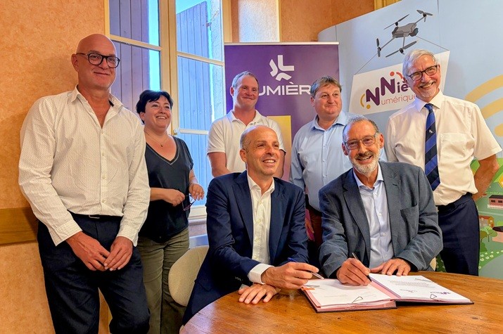 Signature de la DSP le 14 septembre 2026, avec (de gauche à droite) M. Malot, directeur de Nièvre Numérique - Me Thomas, maire de Dompierre sur Nièvre-M. Clarenne, directeur de concession Lumière - M. Guyot, vice-président de Nièvre Numérique- M. Vieren, vice-président de Nièvre Numérique. En homepage : Nicolas Satgé, directeur technique, faisant une démonstration de l'apport des objets connectés lors de la signature de la DSP.